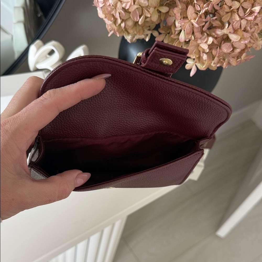 Chloé Parfums Pebbled Burgundy Small clutch with Gold Buckle - Picture 6 of 8